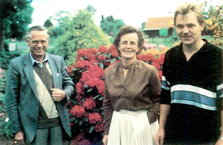 Hans Hachmann, his wife, and son Holger
in front of his hybrid 'Feuerschein'.