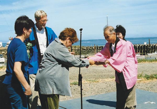 Mr. Mamoru Yashiro presents happi coats
to a representative of the state of Washington