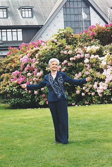 Lieutenant Governor of British Columbia,
the Honourable Iona Campagnolo, welcoming visitors to the gardens at Government House.